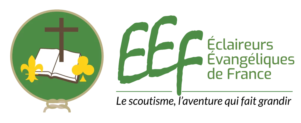 Logo des EEF, comporte une Bible ouverte d'où sort une croix, encadrée par une fleur de lys et un trèfle, sur fond vert. Le tout est entouré d'une corde fermée par un nœud plat. À droite, le nom Éclaireurs Évangéliques de France, et le slogan : le scoutisme, l’aventure qui fait grandir.